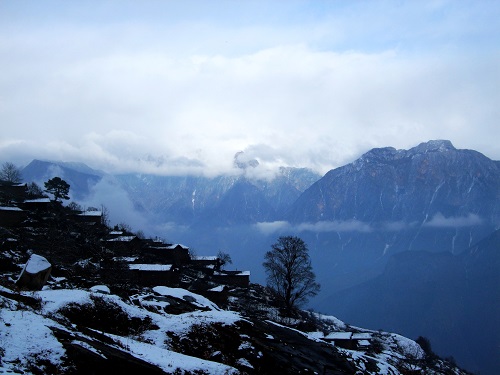 日暮苍山远，天寒白屋贫——雪后的彝家山寨（旧貌）.jpg